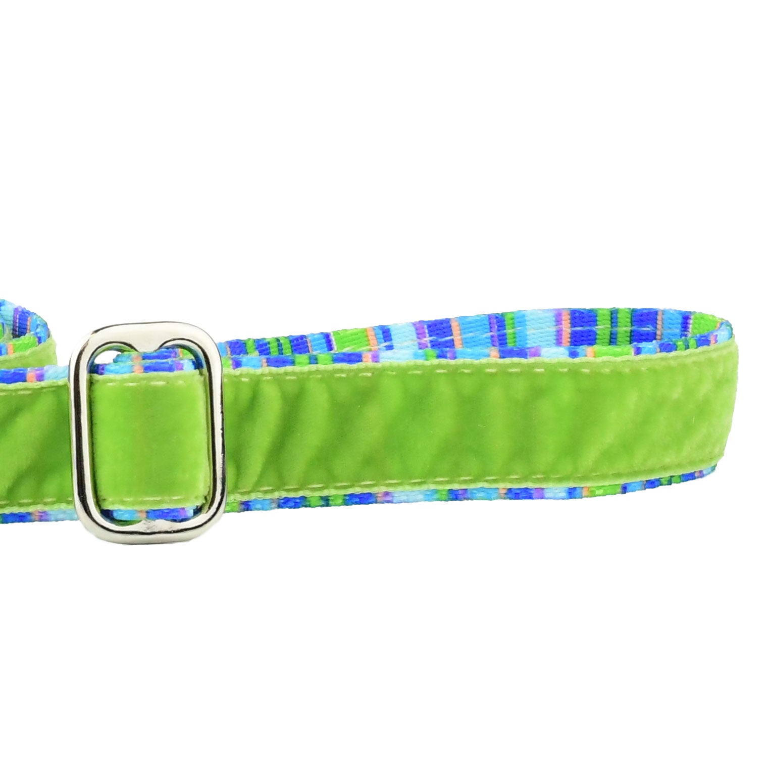 Close-up of the green striped swiss velvet dog leash with adjustable handle