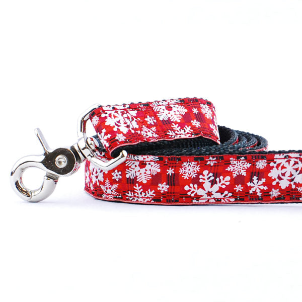 Close-up of Christmas-themed dog leash with white snowflakes on red plaid background – stylish and strong pet leash by Primemarket7